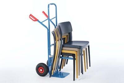 Mit der Stuhlkarre können die Stühle einfach transportiert werden
